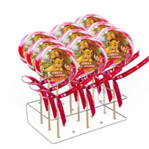 Personalizovane rođendanske lizalice sa swirl dizajnom i veselim bojama na slatkom stolu za goste.