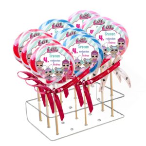 Personalizovane rođendanske lizalice sa swirl dizajnom i veselim bojama na slatkom stolu za goste.