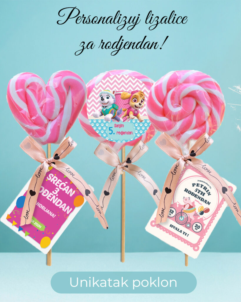 Personalizovane candy cane lizalice sa crvenim i belim prugama na rođendanskom slatkom stolu.