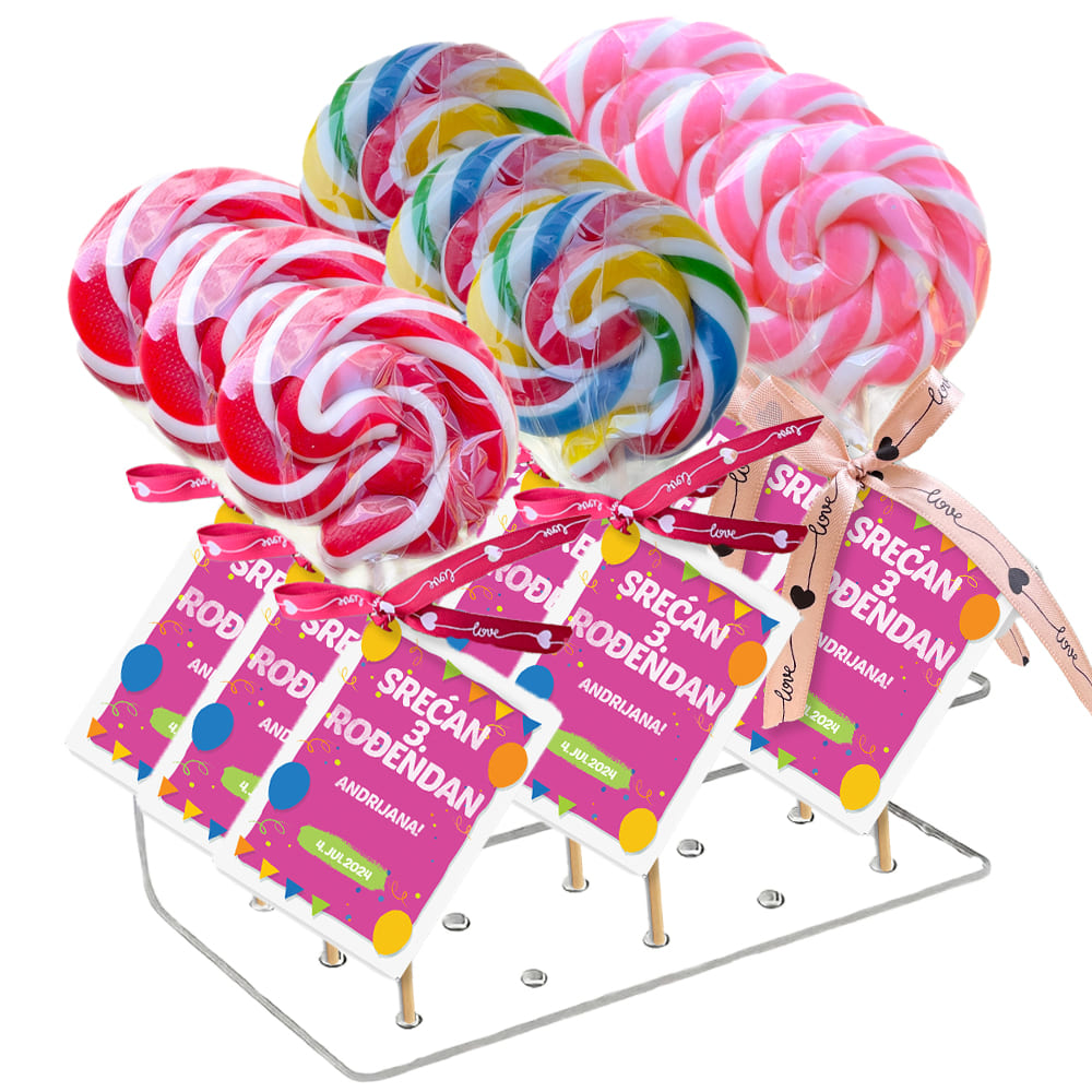 Dekoracije za rodjendan i slatki sto personalizovane lizalice (21) Rođendanske lizalice u obliku srca sa veselim bojama, postavljene na slatki sto kao dekoracija za goste.