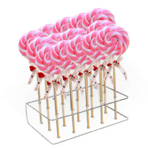 Personalizovane candy cane lizalice sa crvenim i belim prugama na rođendanskom slatkom stolu.